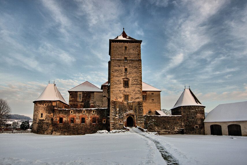 Vodní hrad Švihov - Galerie - Průčelí v zimě Vodní hrad Švihov - Galerie - Průčelí v zimě