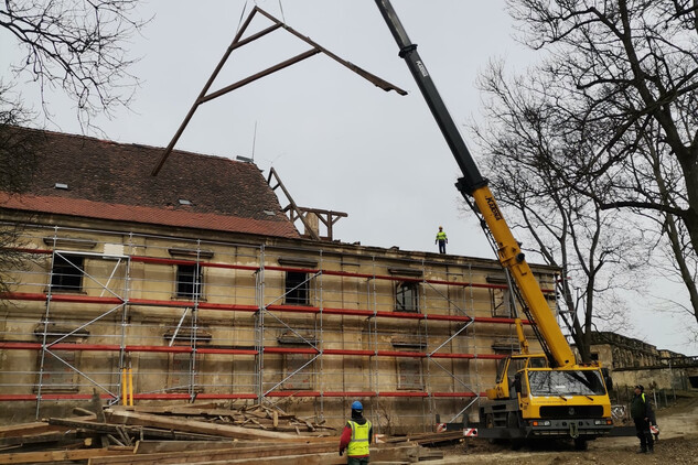 Nadále pokračuje projekt IROP, jenž má za cíl obnovu jižního křídla hospodářského dvora