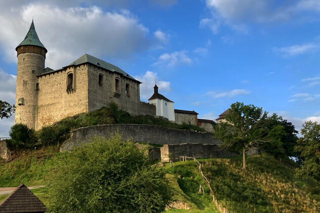 Na Kunětické hoře byla v květnu ukončena rekonstrukce západního křídla hradního areálu a paláce