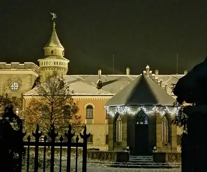 Vánočně osvícený čestný dvůr na Sychrově